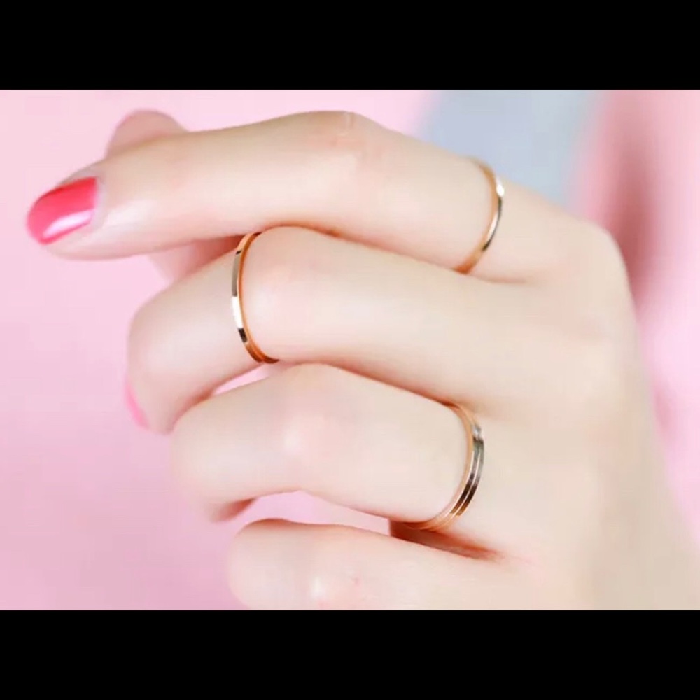 Set of 5 gold colored new midi rings.
